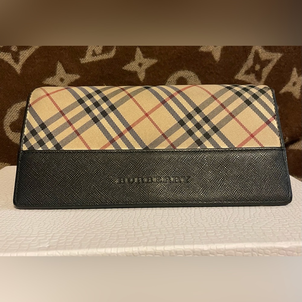 BURBERRY Wallet w/credit card, cash and coin compartments!